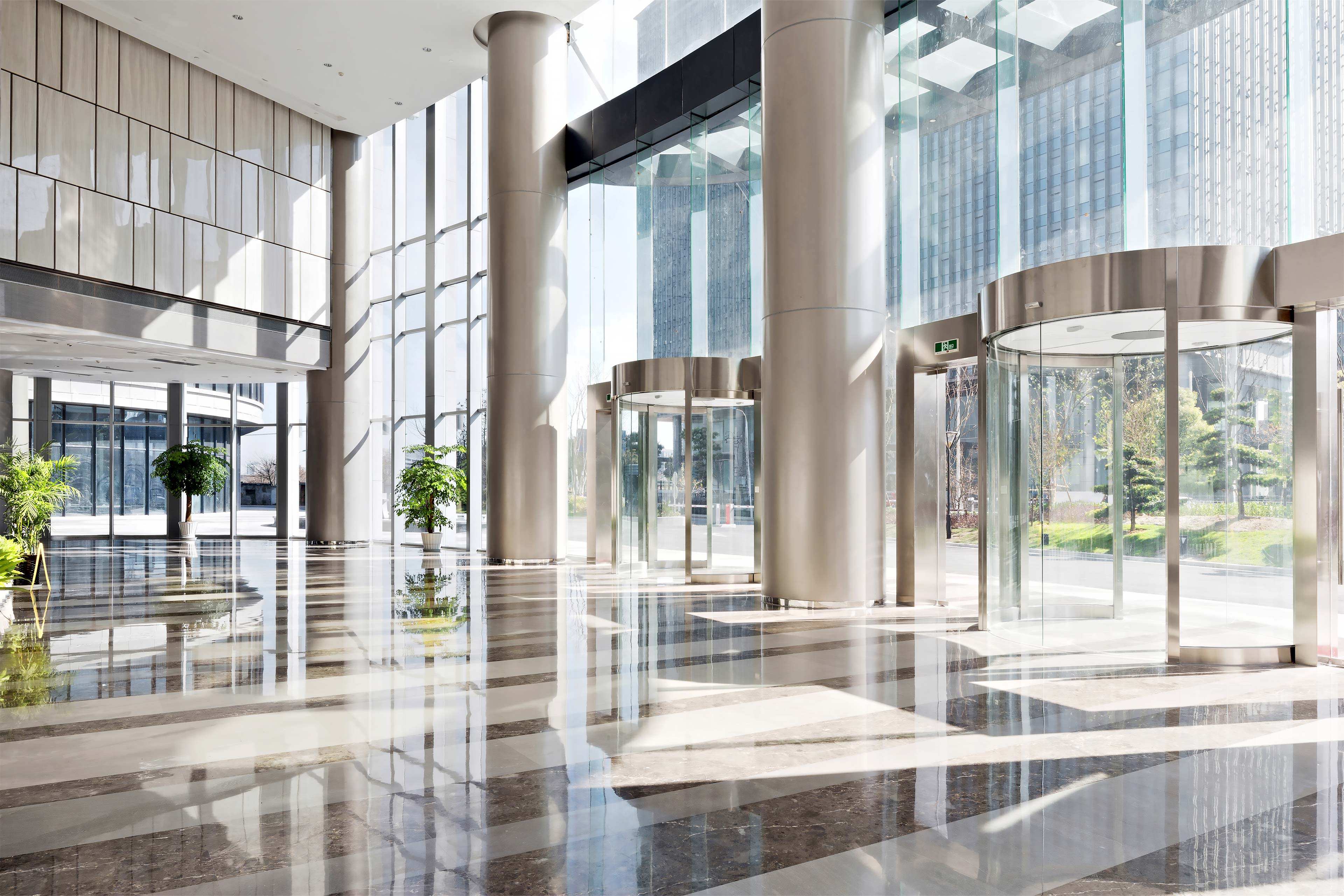 クリーンなビルエントランス